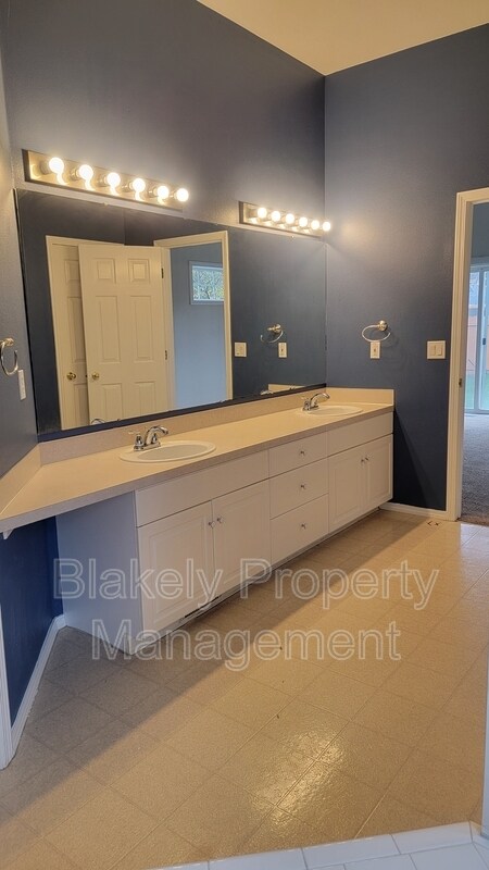 Building Photo - 917 W Greenhead St