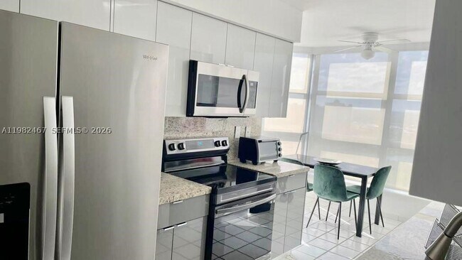 Building Photo - 3500 Mystic Pointe Dr