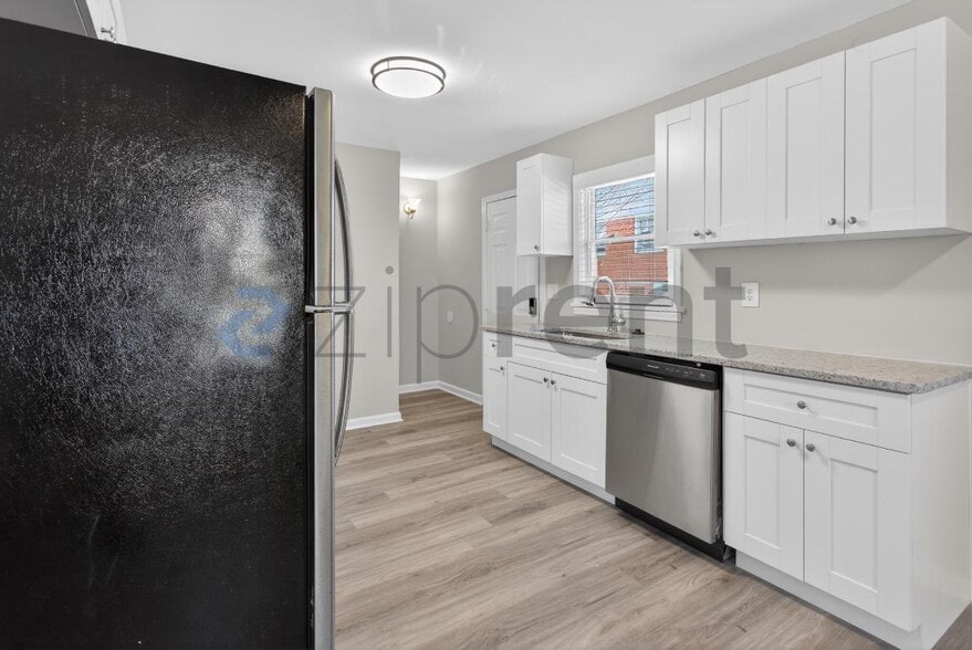 Building Photo - Unit A