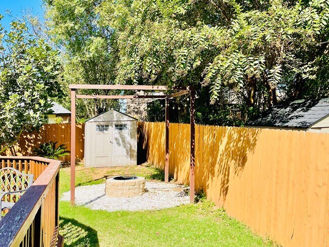 Building Photo - BEAUTIFULLY RENOVATED 4-BEDROOM HOME IN HUNTINGTON PLACE