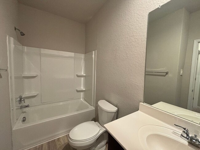 Building Photo - Inviting 3-bedroom, 2-bathroom House, Epit...