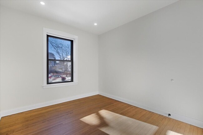 Building Photo - 4636 N Hamilton Ave