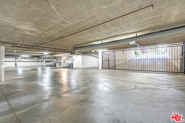 Building Photo - 1370 Kelton Ave