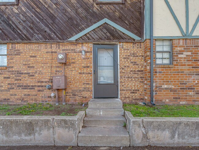 Building Photo - MOVE IN SPECIAL NO DEPOSIT OR APPLICATION ...