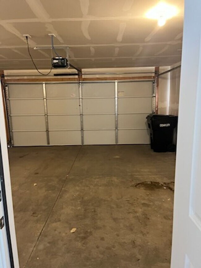 Building Photo - Charming Townhome