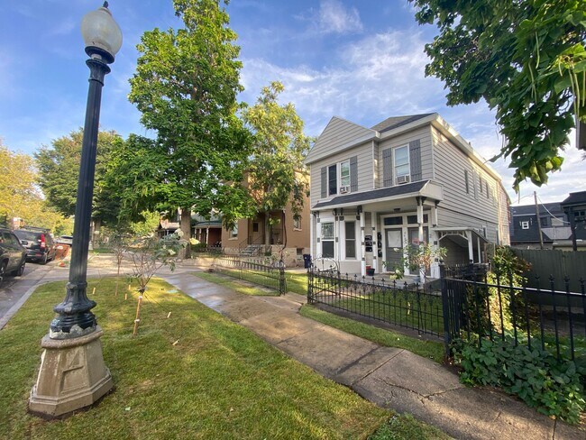 Building Photo - 658 E 3rd Ave