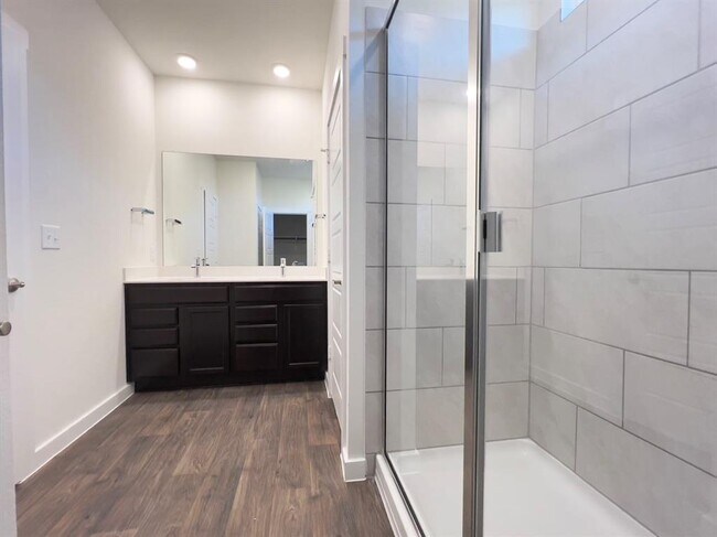 Building Photo - 2900 Egan Dr