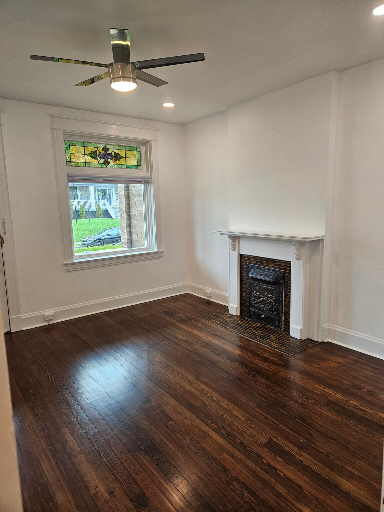 Front room fire place (non functioning and sealed). - 3914 S Madison Ave
