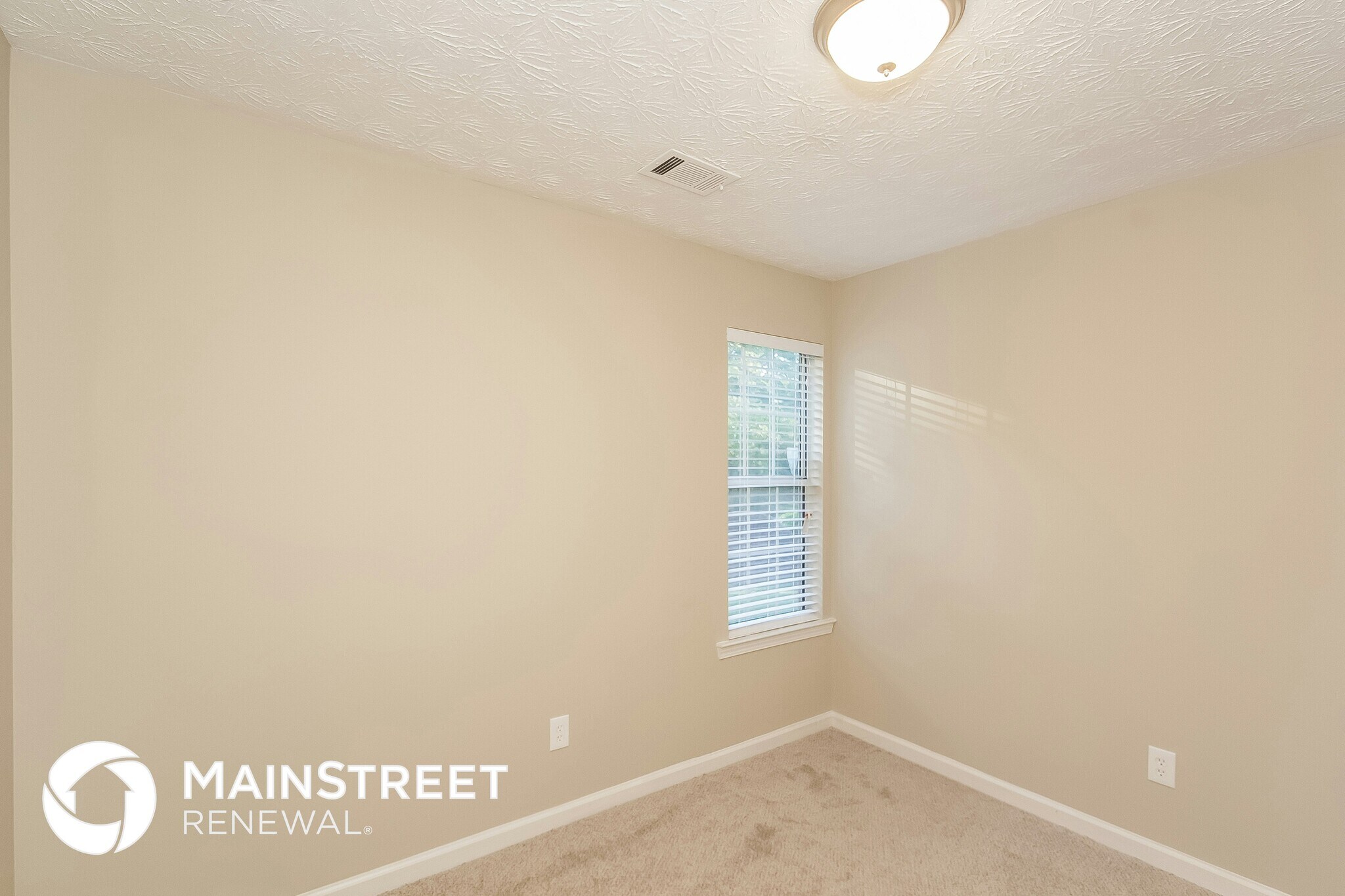 Building Photo - 1136 Oakwood Manor Ct