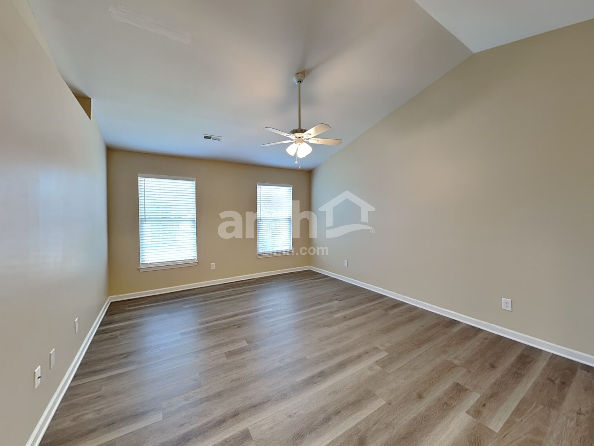 Building Photo - 8428 Stratford Ct