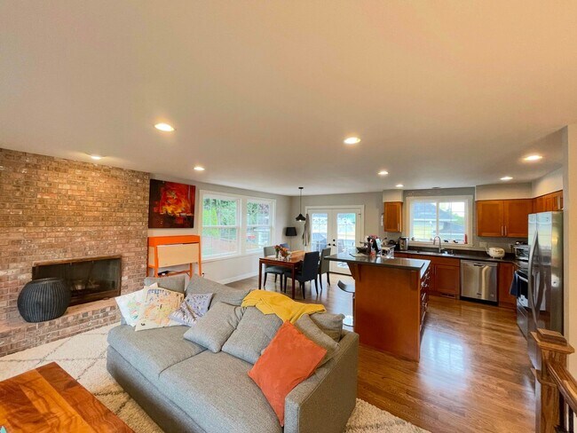 Building Photo - Spacious Corner-Lot Home 4 bed 3 bath – Green Lake, Seattle, WA