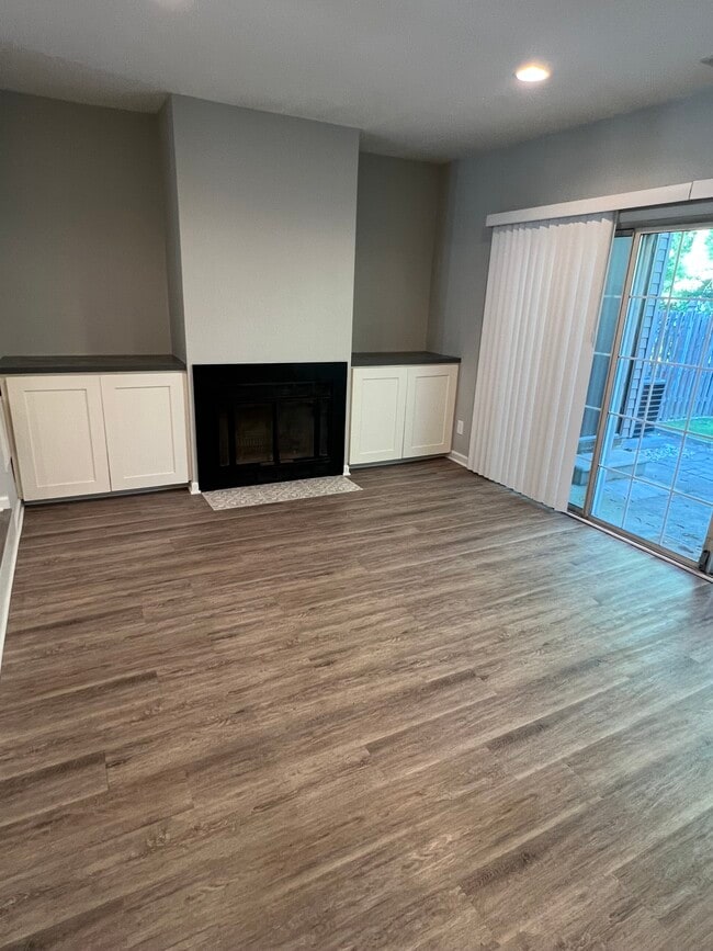 Building Photo - 302 Fountain Hall Ct
