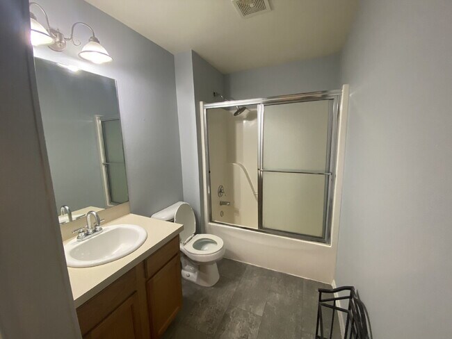 Building Photo - "Cozy 3-Bed Oasis with 2 Baths in Vibrant ...