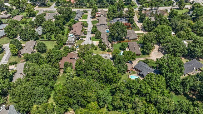 Building Photo - Totally renovated open concept with vaulted ceilings