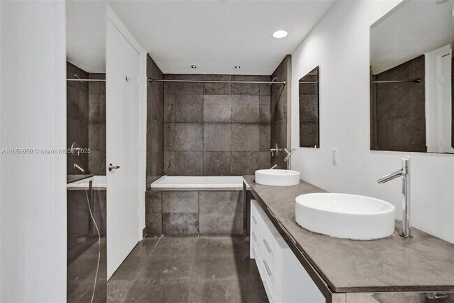 Building Photo - 475 Brickell Ave