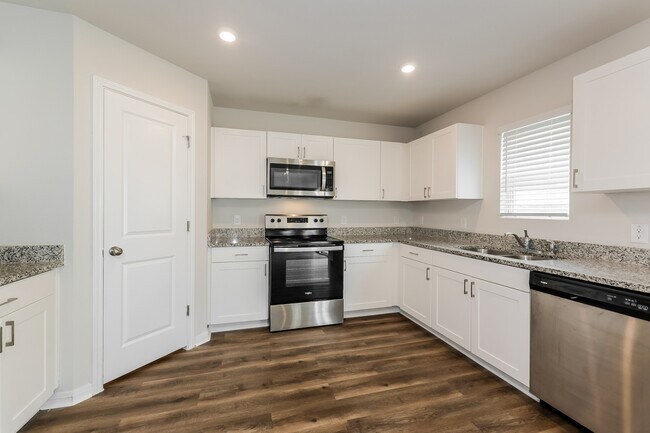 Building Photo - 17640 Cedar Crst Dr