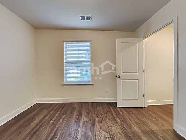 Building Photo - 605 W Lionel Rd