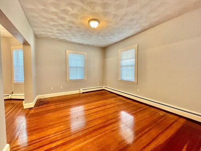 Building Photo - 118-120 Paul Revere Rd
