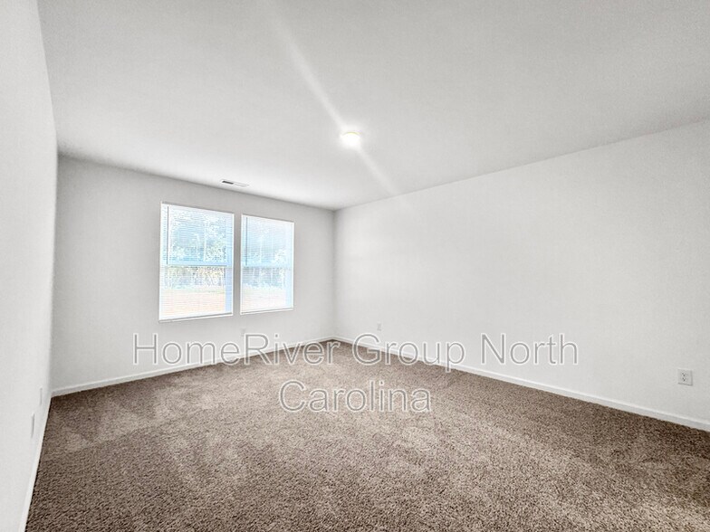 Building Photo - 175 Pine Needle Dr