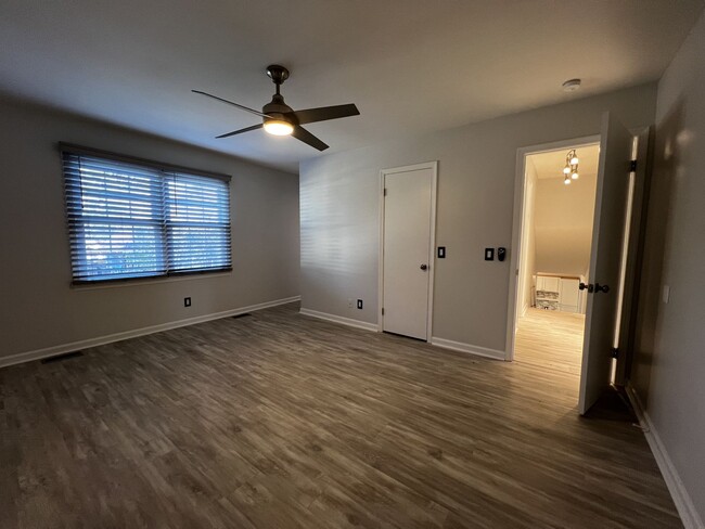 Building Photo - Fully Remodeled 3 Bedroom / 2.5 Bathroom i...