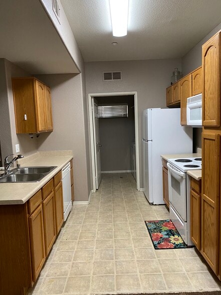 Building Photo - 41410 Juniper St