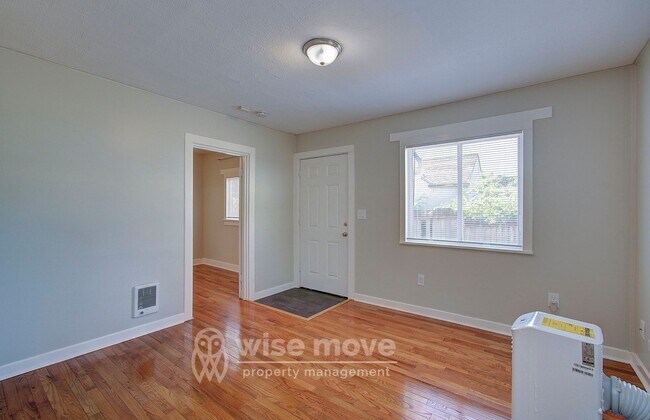 Building Photo - NW Greeley Duplex