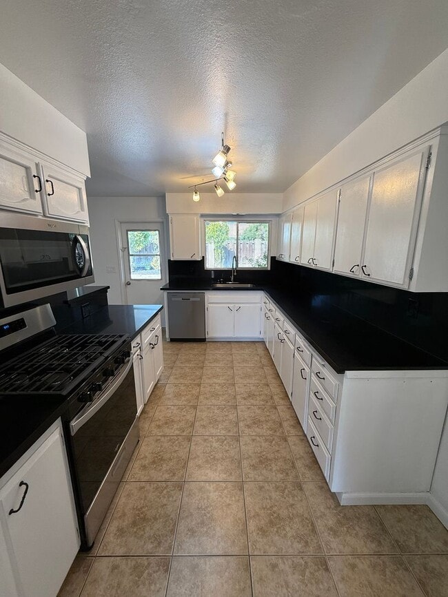 Building Photo - Charming 2-Bedroom, 2-Bathroom Home in 55 ...