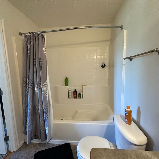 Building Photo - 3 Bedroom Victor Townhouse - Furnished