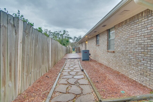 Building Photo - Beautiful 3BR Home in North Hill – Special: ½ Off Deposit for Active-Duty Military!