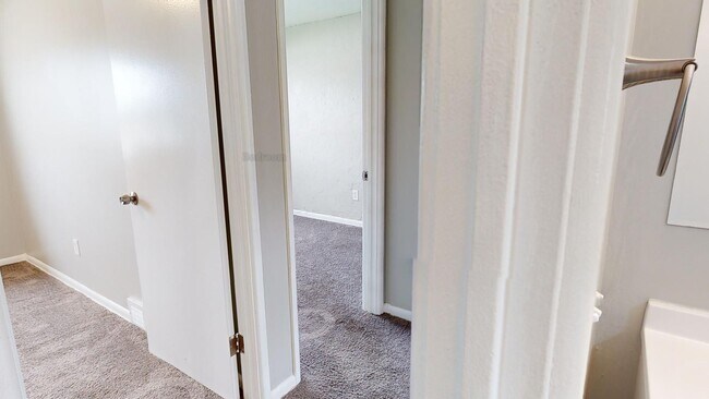 Building Photo - 3 Bedroom/1 bathroom renovated townhouse.