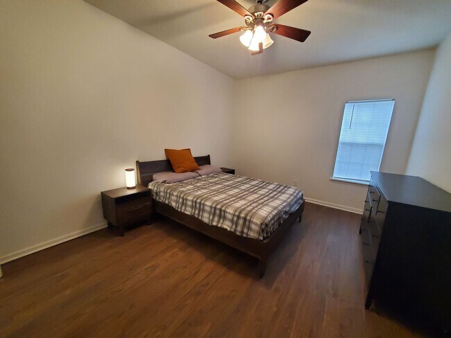 Building Photo - 1 Bedroom Condo