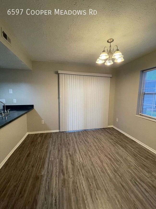 Building Photo - 2 Bed 2.5 Bath - Updated, Scenic, Convenient