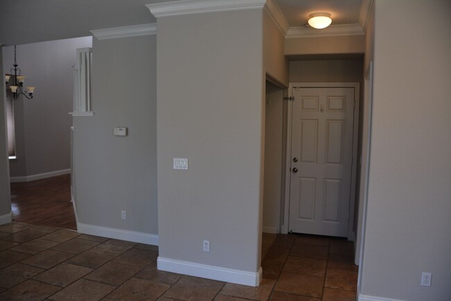 Building Photo - Sharp, clean and affordable Brentwood 3/2....