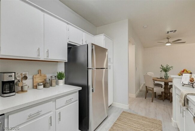 Building Photo - 1900 N Torrey Pines Dr