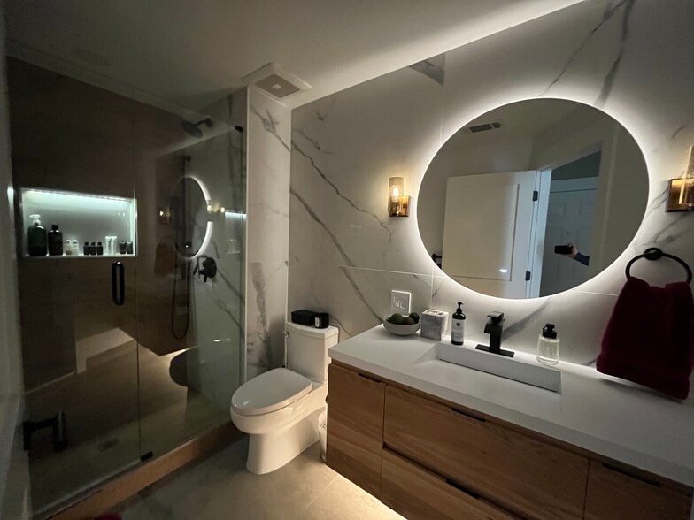 Spare Bath - 17 N Loomis St