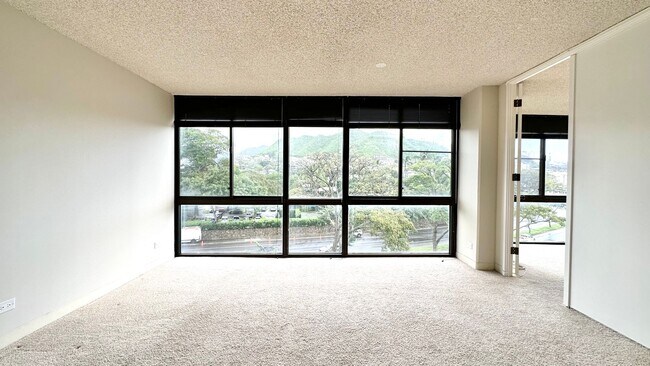 Building Photo - SPACIOUS 2 BED/2 BATH/1 PRKG & WASHER/DRYE...