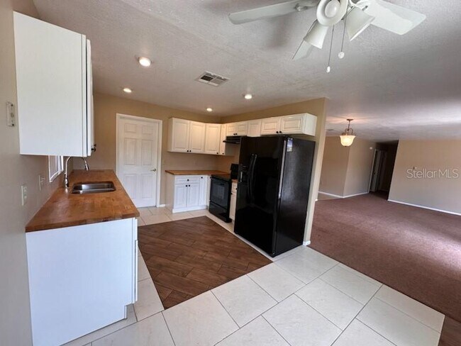 Building Photo - 350 Buttonwood Dr