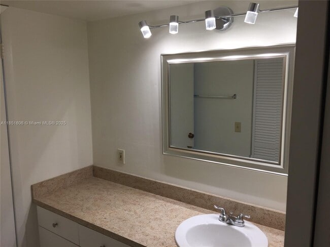 Building Photo - 10808 N Kendall Dr