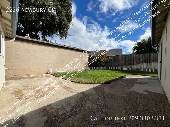 Building Photo - 2236 Newbury Cir