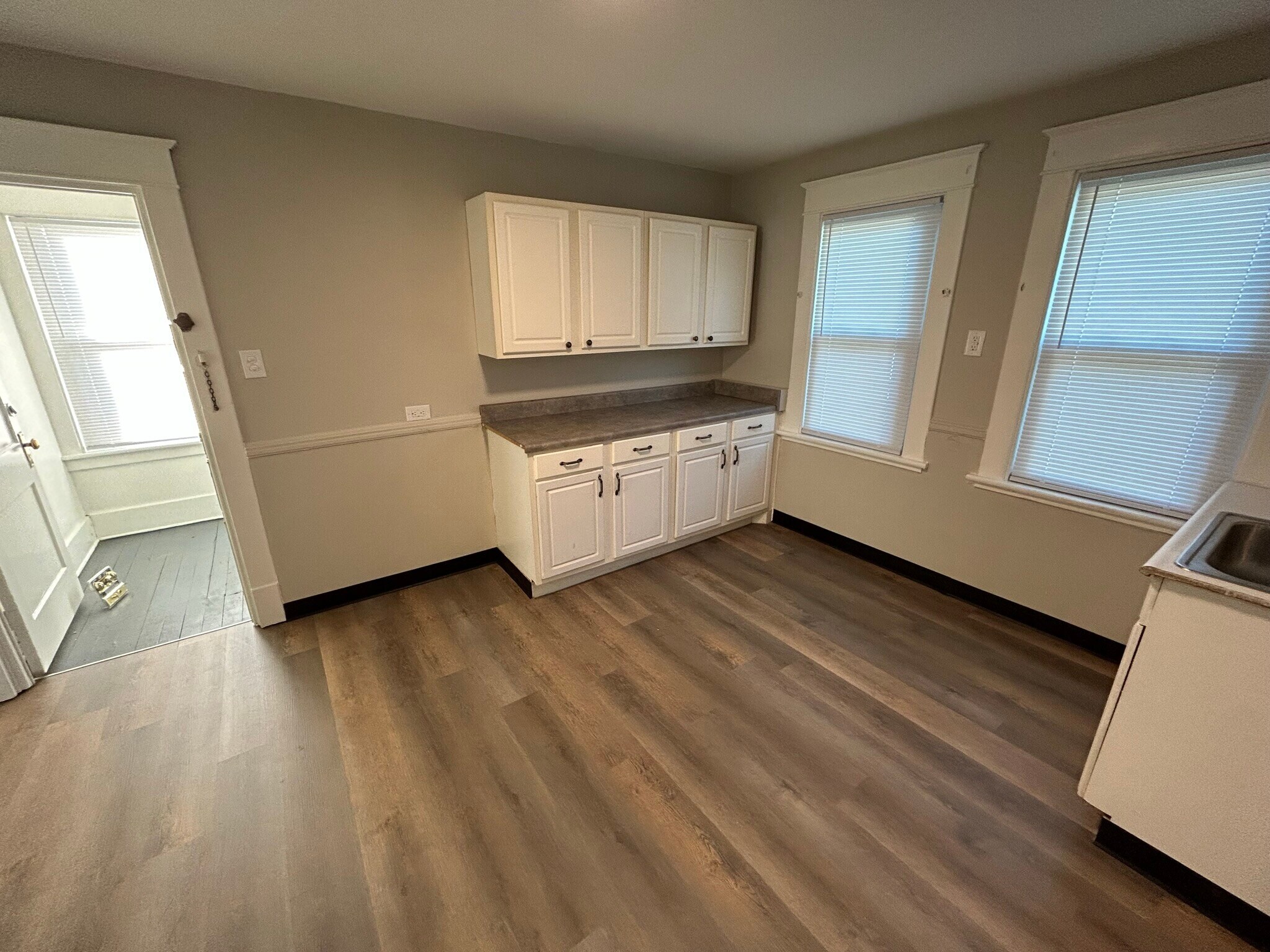 Building Photo - 624 E 24th St