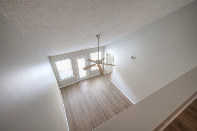 Building Photo - 911 Dahlia Dr