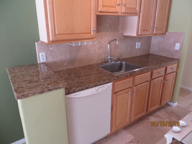 Building Photo - Delightful One Bedroom Condo in Pacific Beach