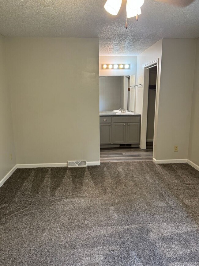 Building Photo - 4 bed 3.5 bath duplex