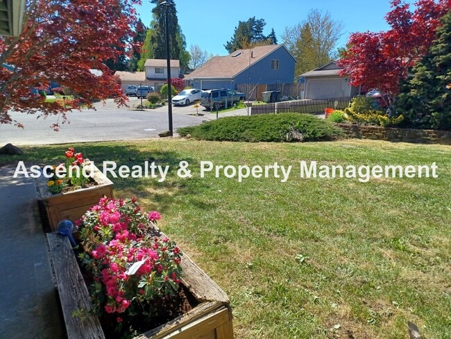 Building Photo - Remodeled Ranch on CuldeSac Large Fenced B...
