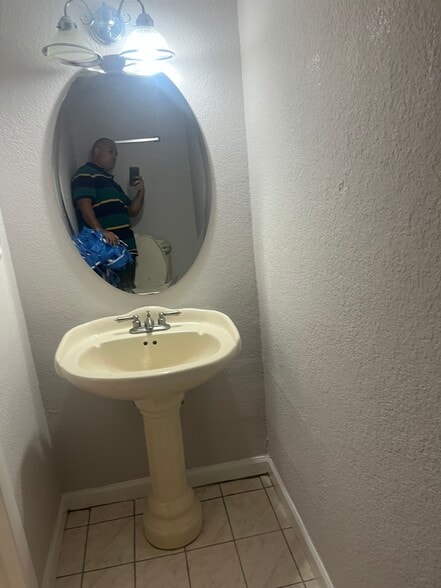 Building Photo - 4112 Inverrary Dr