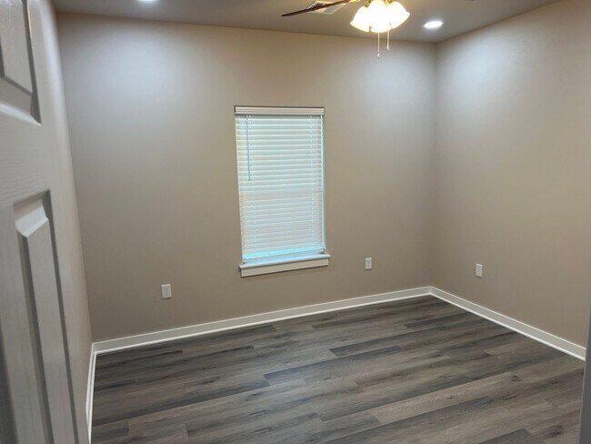 Building Photo - 923 Callie Ave