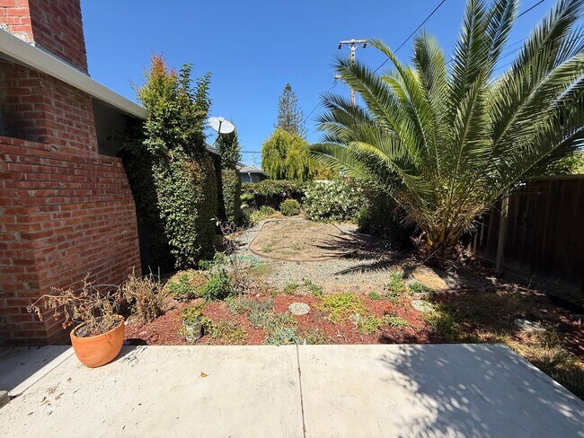 Building Photo - 1420 Primrose Way