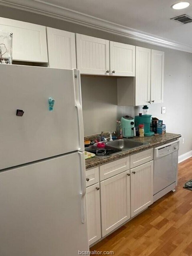 Building Photo - July Move-In! Spacious 3 Bedroom/3 Bathroo...