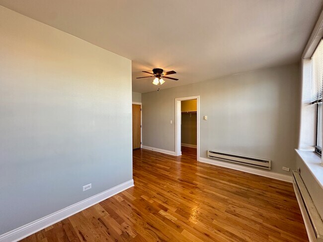 Building Photo - 823 W Diversey Pkwy