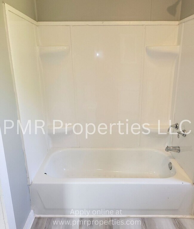 Building Photo - 516 S 16th St